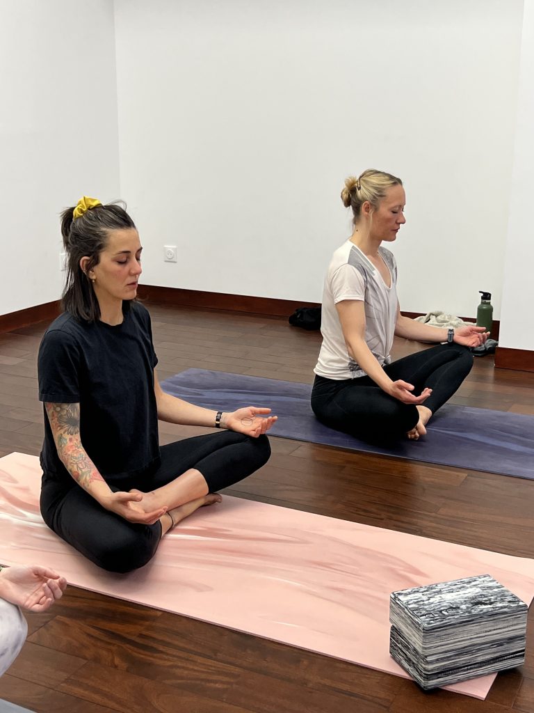Cours collectif avec posture de méditation